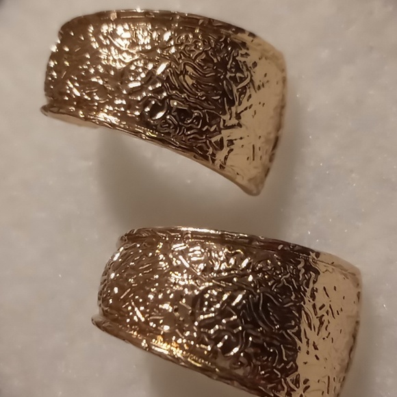 Half hoop textured gold tone tapered earrings mid size hoops - Picture 2 of 5